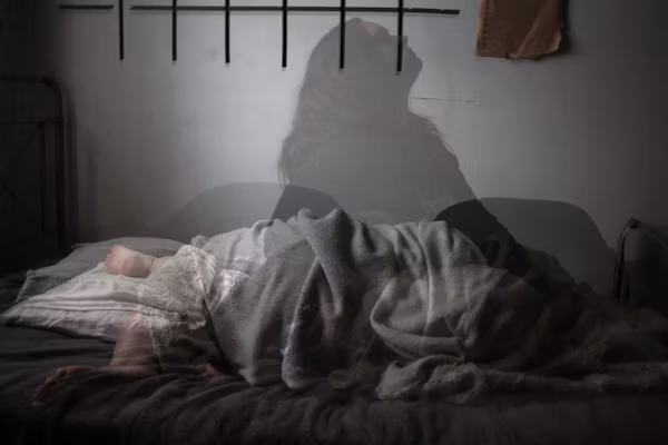 une femme qui dort avec sa silhouette reveillé